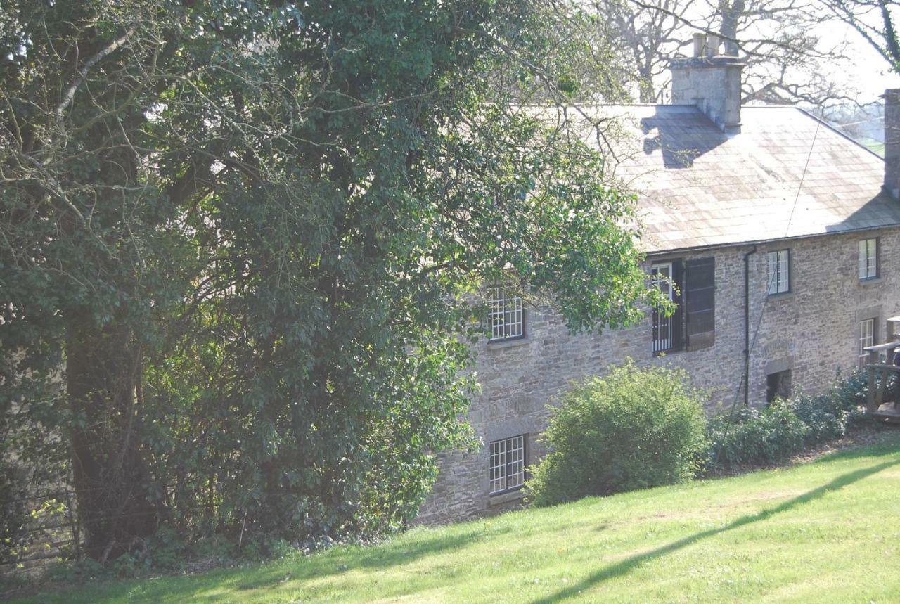 Glanhenwye Courtyard