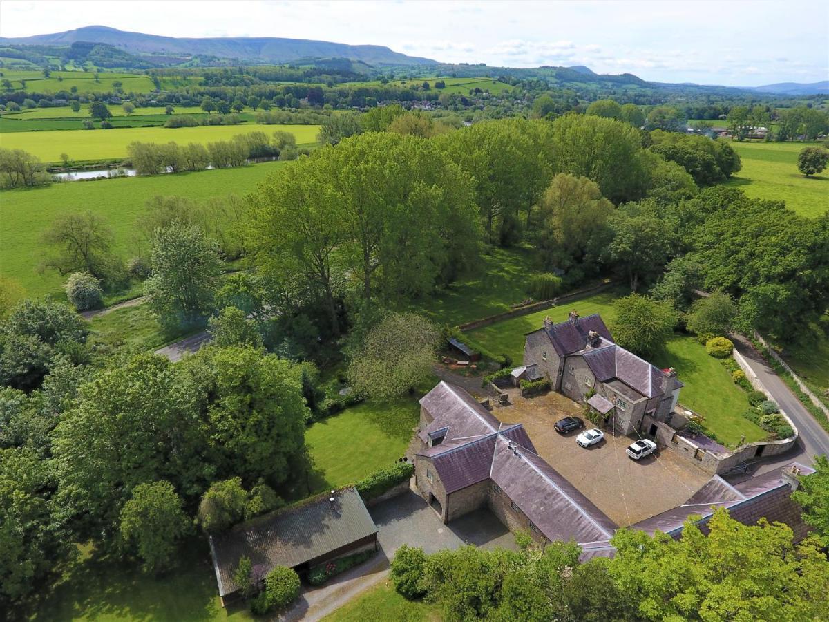 Glanhenwye Courtyard Glasbury